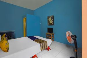Postel nebo postele na pokoji v ubytování Hotel O Kost Auto Syariah Anggaswangi