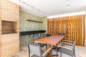 Un comedor con mesa y sillas de madera. en A melhor vista do Malia Beach - Flat 205C, en Ipojuca