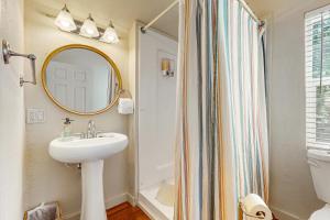 une salle de bain avec un lavabo et un miroir dans l'établissement Acorn Lodge, à Idyllwild 20 autres photos