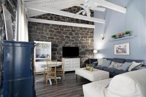 TV a/nebo společenská místnost v ubytování Pico Boutique House