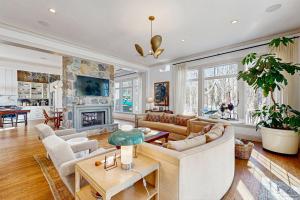 Χώρος καθιστικού στο Cedar Beach Lakehouse