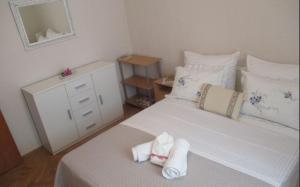 Postel nebo postele na pokoji v ubytování Apartments Bosiljka