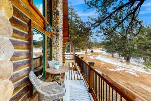Balkoni atau teres di Serenity View Cabin