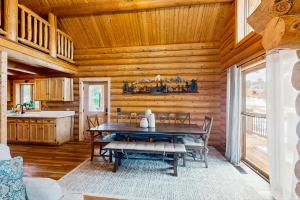 Dapur atau dapur kecil di Serenity View Cabin