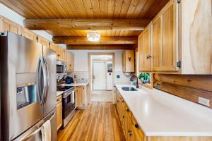 Dapur atau dapur kecil di Serenity View Cabin