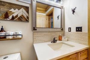 Bilik mandi di Serenity View Cabin