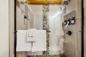 Bilik mandi di Serenity View Cabin