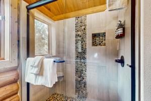 Bilik mandi di Serenity View Cabin