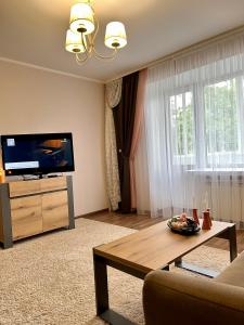 un soggiorno con TV e tavolino da caffè di Центр Медова Квартира подобово a Ternopilʼ