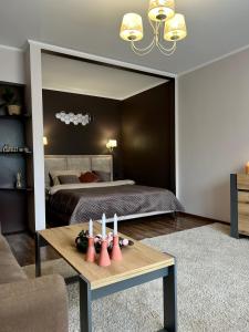 una camera con letto e tavolo con candele di Центр Медова Квартира подобово a Ternopilʼ
