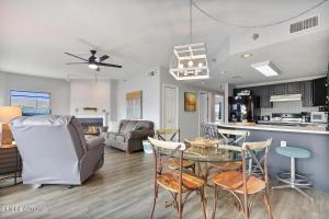 Χώρος καθιστικού στο River Place Condos #611 3BD