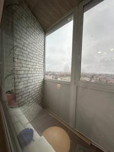 Zimmer mit einem großen Fenster und einem Sofa in der Unterkunft Luxury apartment Slobozhansky Prospekt in Nizhnedneprovsk