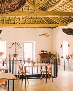 una stanza con tavoli e sedie in un edificio di Casal de Tralhariz - Douro Valley a Tralhariz