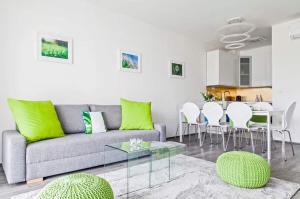 un soggiorno con un divano e un tavolo di Green Apartman Balatonlelle a Balatonlelle Altre 3 foto