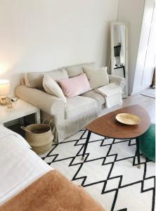 un salon avec un canapé et une table dans l'établissement Private, Cozy Home, à Kaunas