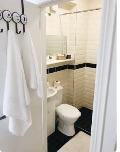 une salle de bain blanche avec toilettes et douche dans l'établissement Private, Cozy Home, à Kaunas 4 autres photos