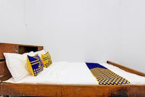 Ένα ή περισσότερα κρεβάτια σε δωμάτιο στο Hotel O Adinda Kost