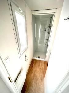 Baño con ducha a ras de suelo junto a una ventana en Tiny house Port la Nouvelle, en Port-la-Nouvelle 15 fotos más
