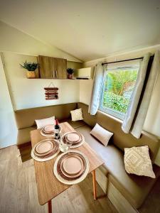 una mesa con platos en una habitación en Tiny house Port la Nouvelle, en Port-la-Nouvelle