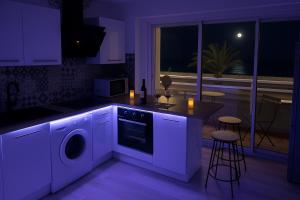 cocina con fogones y lavavajillas en "PLAGE" Splendide Vue Mer depuis la chambre et le salon cuisine, 20m de la plage!, en Canet-en-Roussillon