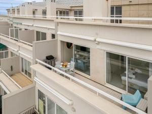 een luchtzicht op een appartementencomplex met balkons bij Ocean Bliss - Beach & BBQ Apartment in Viana do Castelo