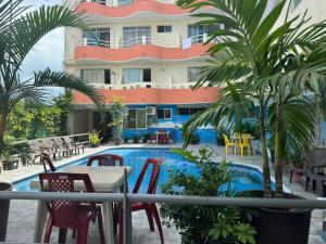 阿塔卡梅斯HOTEL PAL-MAR的酒店设有一个游泳池和桌椅