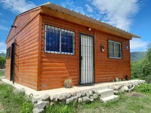a wooden cabin with windows on a mountain at Mateo y Stella 2 in Bialet Massé
