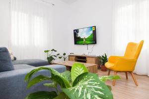 Televízia a/alebo spoločenská miestnosť v ubytovaní Beautiful new apartment in Petralona + 22 fotografií