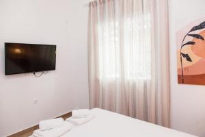 Televízia a/alebo spoločenská miestnosť v ubytovaní Beautiful new apartment in Petralona