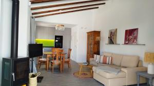 ein Wohnzimmer mit Sofa und Tisch in der Unterkunft Naranjos House in Muntanya la Sella