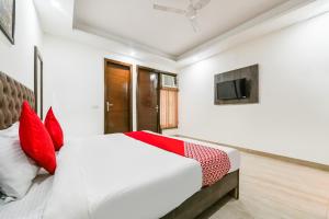 Μια τηλεόραση ή/και κέντρο ψυχαγωγίας στο Hotel O Premium Rooms Chhatarpur +18 φωτογραφίες
