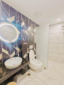 Koupelna v ubytování S K Legacy Hotel
