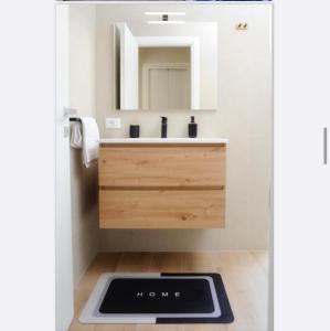 un baño con lavabo y espejo en Casa Vacanze Mare e Storia, en Agrigento