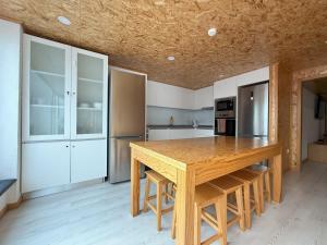 - une grande cuisine avec une table en bois dans l'établissement Porto Encanto- 7 Bedrooms, à Porto 36 autres photos