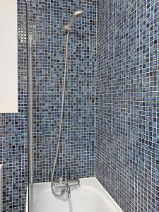 Koupelna v ubytování Stylish Town Centre Apartment, ALLOCATED FREE PARKING SPACE, RICKMANSWORTH HIGH STREET, Modern Decor, Juliet Balcony, Walking Distance to Rickmansworth Station Metropolitan Line