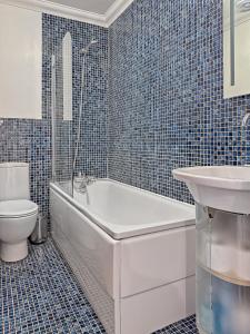 Koupelna v ubytování Stylish Town Centre Apartment, ALLOCATED FREE PARKING SPACE, RICKMANSWORTH HIGH STREET, Modern Decor, Juliet Balcony, Walking Distance to Rickmansworth Station Metropolitan Line + 54 fotografií