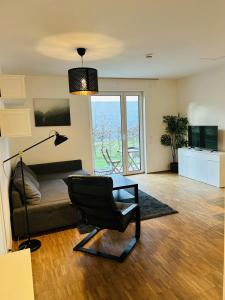 ein Wohnzimmer mit einer Couch und einem Sessel in der Unterkunft Modernes Business-Apartment, 2 Zimmer, zentrale Lage in Hamburg in Hamburg