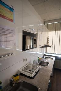 Kuchyň nebo kuchyňský kout v ubytování Hostel Messe Laatzen