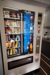 ハノーファーにあるHostel Messe Laatzenの冷蔵庫(たくさんの食べ物、ドリンク付)