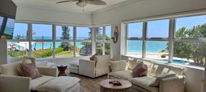 フリーポートにあるNewly Remodeled Luxury Beachfront 2-Bedroom Condoのリビングルーム(白い家具、大きな窓付)