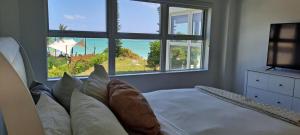 フリーポートにあるNewly Remodeled Luxury Beachfront 2-Bedroom Condoの海の見えるベッドのある寝室 +30枚の写真