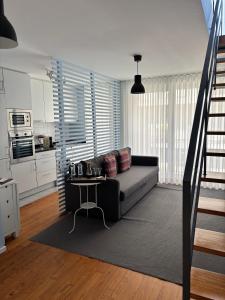 una sala de estar con un sofá y una mesa en Casas do Teatro, en Oporto