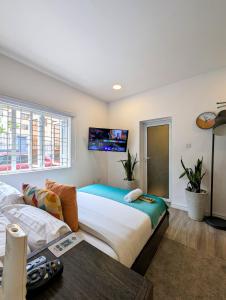 Postel nebo postele na pokoji v ubytování Yellow Door Hotels