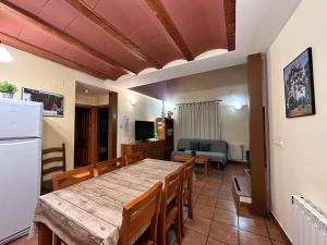 eine Küche und ein Esszimmer mit einem Tisch und einem Kühlschrank in der Unterkunft Casa Rural Hoces del Cabriel in Villargordo del Cabriel