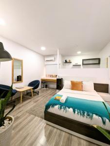 Postel nebo postele na pokoji v ubytování Yellow Door Hotels
