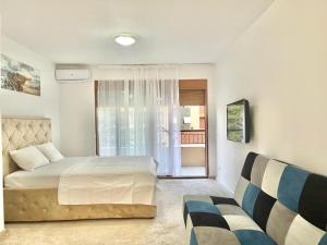 Ένα ή περισσότερα κρεβάτια σε δωμάτιο στο Redondo Apartments Budva