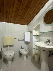 a bathroom with a toilet and a sink at Bilocale a Nicosia in Nicosia