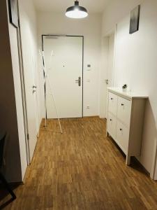 ein Raum mit einer Windmühle in der Mitte des Raumes in der Unterkunft Modernes Business-Apartment, 2 Zimmer, zentrale Lage in Hamburg in Hamburg