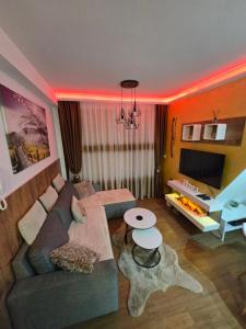 ein Wohnzimmer mit einer Couch und einem Tisch in der Unterkunft Borovi 24 in Divčibare