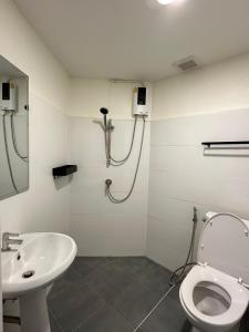Un baño con ducha, inodoro y lavabo. en NamasStay, en Bangkok